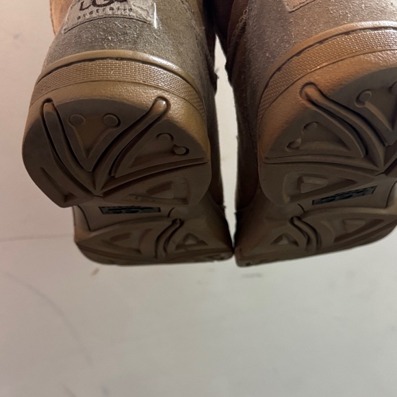 UGG Classic Tan Boots with Shearling - Picture 9 of 12